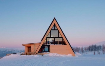Restaurante Björk, una tienda de campaña de madera en el medio de la nieve
